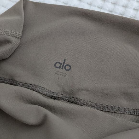 Alo Yoga Ultimate High-Waist Legging in Gravel - Picture 5 of 11